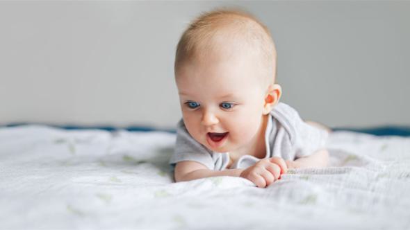 baby-girl-lying-bed-home Kopie